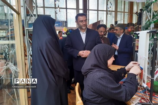 بازدید مدیرکل آموزش و پرورش شهر تهران از نمایشگاه دستاوردها و دست سازه‌های دانش‌آموزی
