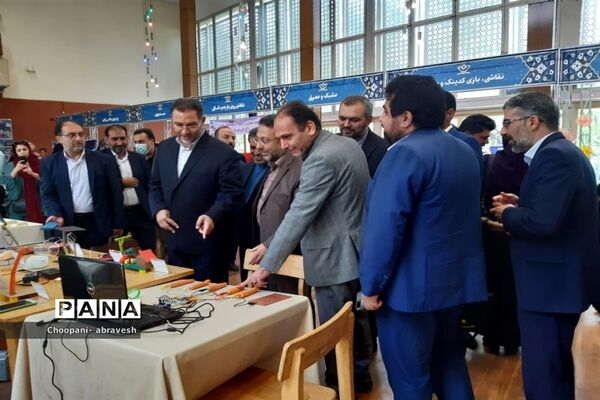 بازدید مدیرکل آموزش و پرورش شهر تهران از نمایشگاه دستاوردها و دست سازه‌های دانش‌آموزی