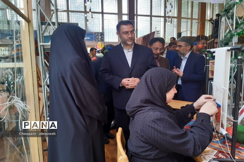 بازدید مدیرکل آموزش و پرورش شهر تهران از نمایشگاه دستاوردها و دست سازه‌های دانش‌آموزی