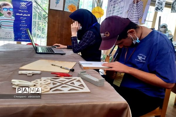 بازدید مدیرکل آموزش و پرورش شهر تهران از نمایشگاه دستاوردها و دست سازه‌های دانش‌آموزی