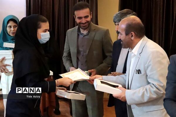 تقدیر از برگزیدگان جشنواره فرهنگی هنری فردا در آباده