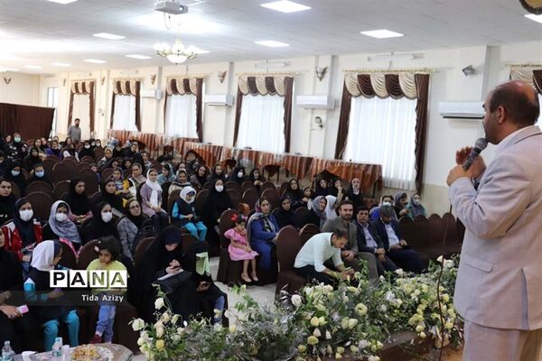 تقدیر از برگزیدگان جشنواره فرهنگی هنری فردا در آباده