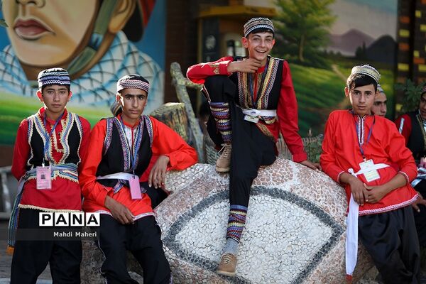 مراسم استقبال از دانش‌آموزان شرکت کننده در اردوی سراسری عشایر پسر در مشهد مقدس