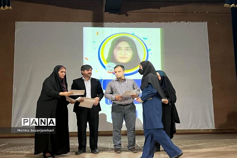 مراسم تجلیل از برترین‌های آموزشی و پرورشی دبیرستان ام‌ابیها شهرستان بوشهر