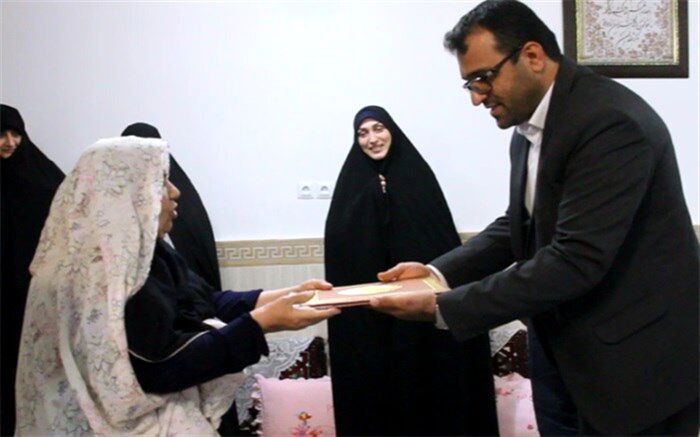 معاون سیاسی استاندار بوشهر با خانواده شهیده رقیه حیاتی دیدار کرد