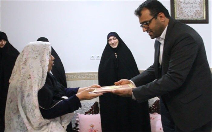 معاون سیاسی استاندار بوشهر با خانواده شهیده رقیه حیاتی دیدار کرد