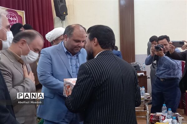 تجلیل از تولیدکنندگان بخش کشاورزی کاشمر و کوهسرخ