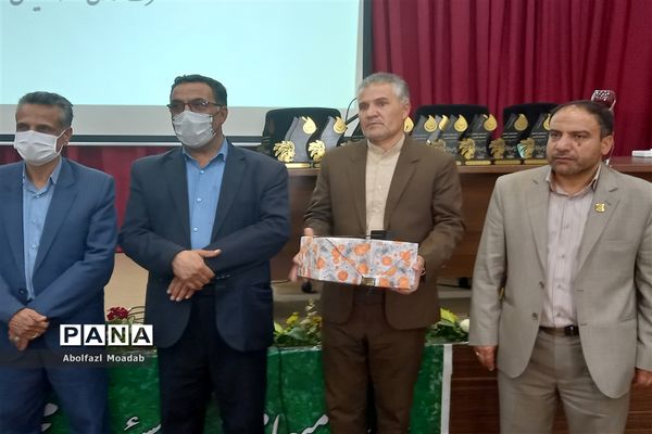 تجلیل از تولیدکنندگان بخش کشاورزی کاشمر و کوهسرخ