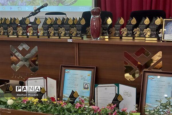 تجلیل از تولیدکنندگان بخش کشاورزی کاشمر و کوهسرخ