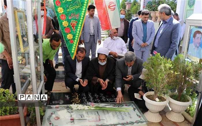 ادای احترام معاون پرورشی و فرهنگی وزیر آموزش و پرورش ‌‌به مقام شهید سلیمانی
