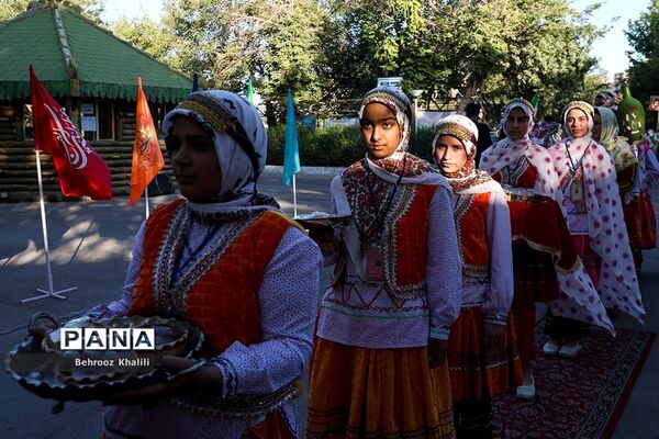 مراسم استقبال از دانش‌آموزان دختر در اردوی سراسری عشایر در مشهد مقدس