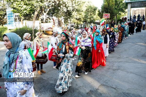 مراسم استقبال از دانش‌آموزان دختر در اردوی سراسری عشایر در مشهد مقدس