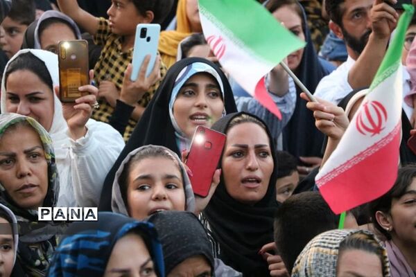 اجرای سرود ۵۰۰۰ تفری سلام فرمانده در شهرستان نظر آباد