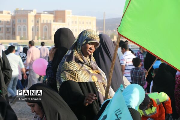جلوه‌های آیین پیاده‌روی مردم قم در روز عید غدیر