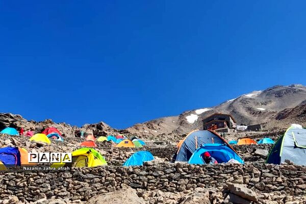 صعود خبرنگار پانای رودهن، به بام ایران