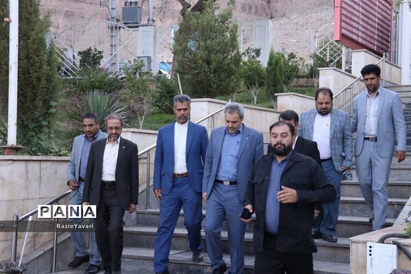 ادای احترام مدیرکل آموزش و پرورش استان به مقام سردار قاسم سلیمانی