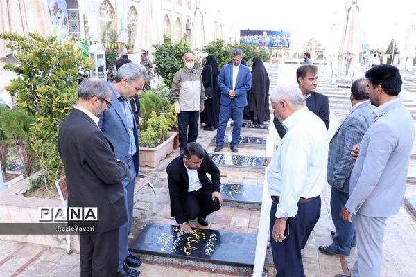 ادای احترام مدیرکل آموزش و پرورش استان به مقام سردار قاسم سلیمانی