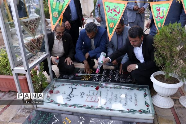 ادای احترام مدیرکل آموزش و پرورش استان به مقام سردار قاسم سلیمانی