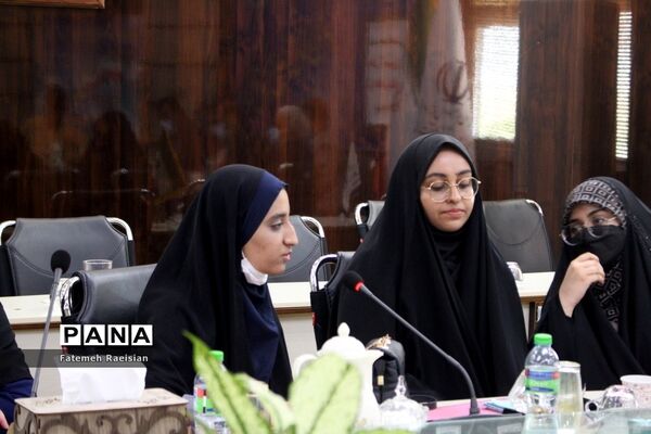 نشست هم‌اندیشی دانش‌آموزان تراز انقلاب اسلامی استان بوشهر