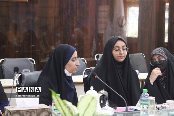 نشست هم‌اندیشی دانش‌آموزان تراز انقلاب اسلامی استان بوشهر