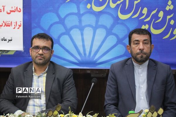 نشست هم‌اندیشی دانش‌آموزان تراز انقلاب اسلامی استان بوشهر