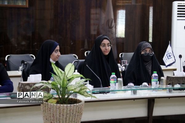 نشست هم‌اندیشی دانش‌آموزان تراز انقلاب اسلامی استان بوشهر