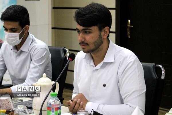 نشست هم‌اندیشی دانش‌آموزان تراز انقلاب اسلامی استان بوشهر
