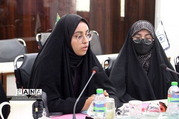 نشست هم‌اندیشی دانش‌آموزان تراز انقلاب اسلامی استان بوشهر