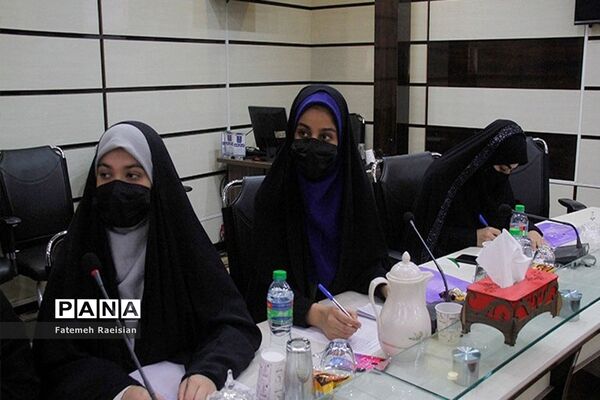 نشست هم‌اندیشی دانش‌آموزان تراز انقلاب اسلامی استان بوشهر