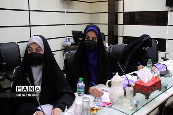 نشست هم‌اندیشی دانش‌آموزان تراز انقلاب اسلامی استان بوشهر