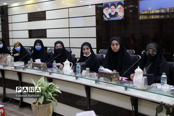 نشست هم‌اندیشی دانش‌آموزان تراز انقلاب اسلامی استان بوشهر