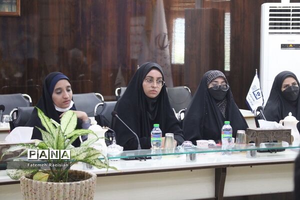 نشست هم‌اندیشی دانش‌آموزان تراز انقلاب اسلامی استان بوشهر