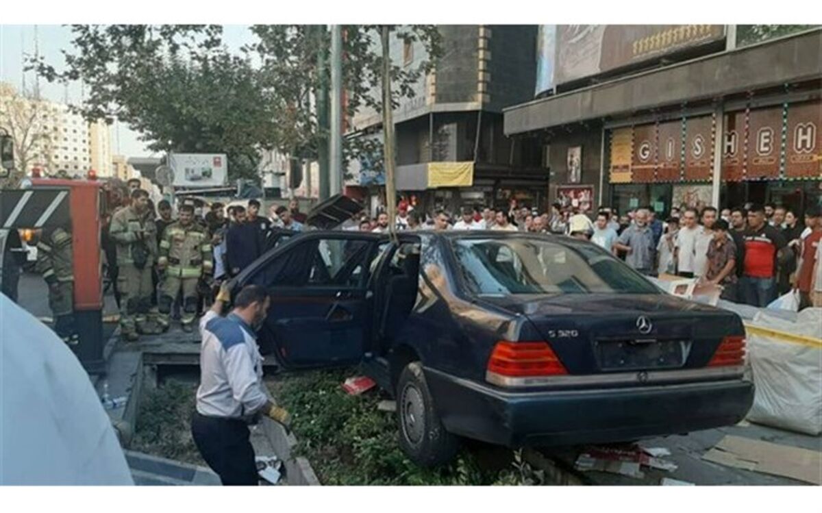 تصادف خودرو بنز در خیابان ولیعصر ٢ مصدوم به جا گذاشت