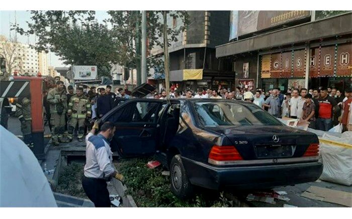 تصادف خودرو بنز در خیابان ولیعصر ٢ مصدوم به جا گذاشت