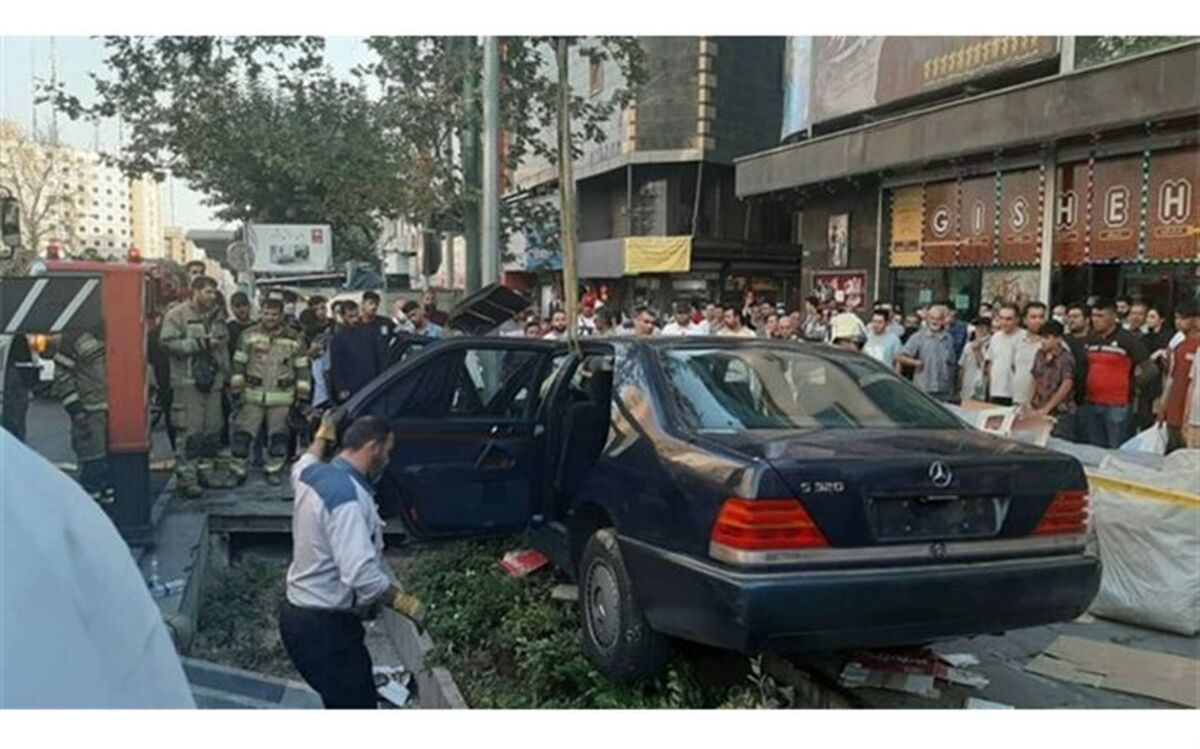 تصادف خودرو بنز در خیابان ولیعصر ٢ مصدوم به جا گذاشت