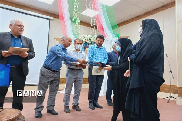 مراسم تجلیل از تلاشگران ماندگار ۳ در آموزش و پرورش امیدیه