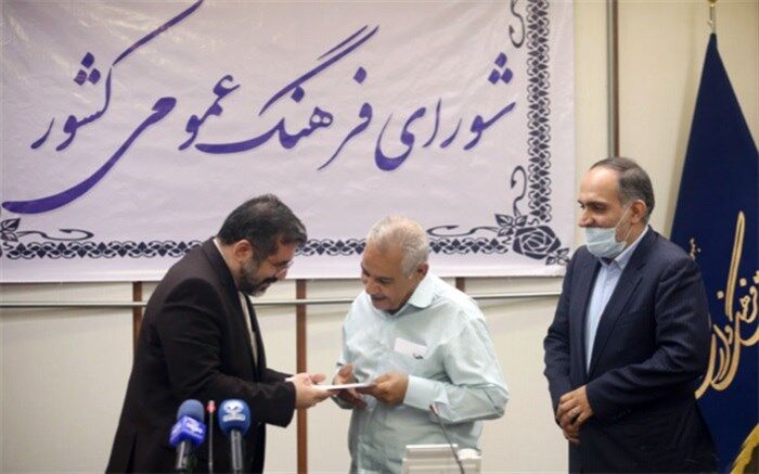 تجلیل وزیر فرهنگ از راننده تاکسی امانتدار