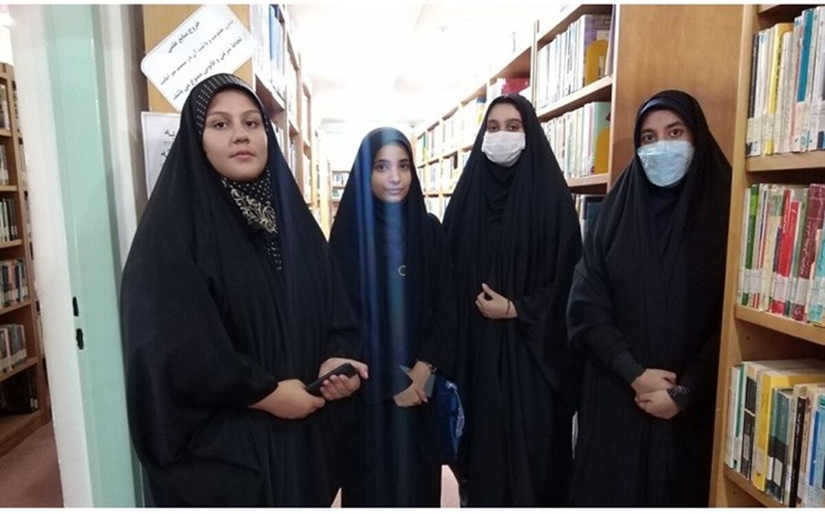 بازدید هیات رئیسه مجلس دانش‌آموزی قم از کتابخانه فرهنگیان