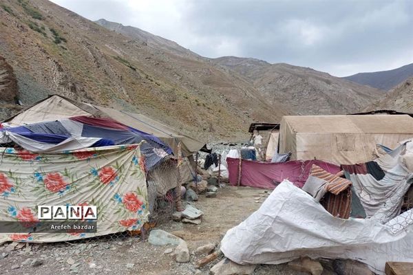 امداد رسانی نیروهای هلال احمر بلده به عشایر سیل زده منطقه