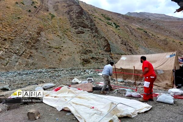 امداد رسانی نیروهای هلال احمر بلده به عشایر سیل زده منطقه
