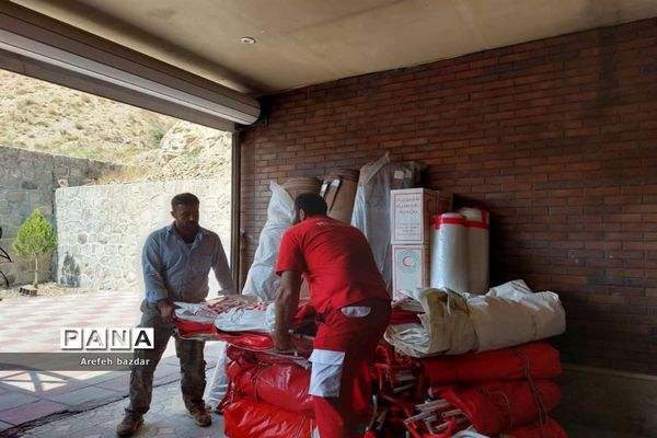 امداد رسانی نیروهای هلال احمر بلده به عشایر سیل زده منطقه