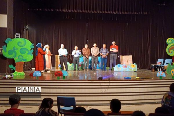 اجرای نمایش شاد و موزیکال توسط کودکان و نوجوانان در شهرستان امیدیه