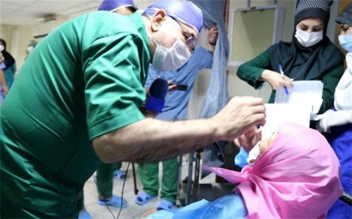 وزیر بهداشت در بیمارستان همدان چشم پیرزن روستایی را عمل کرد