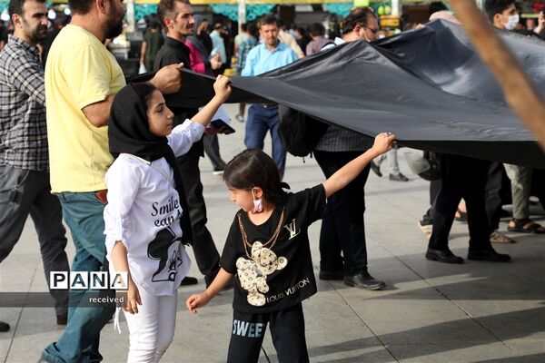 اهتزاز ابر پرچم متبرک شده در میدان امام حسین