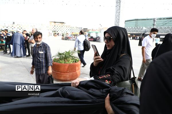اهتزاز ابر پرچم متبرک شده در میدان امام حسین