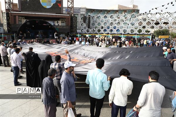 اهتزاز ابر پرچم متبرک شده در میدان امام حسین
