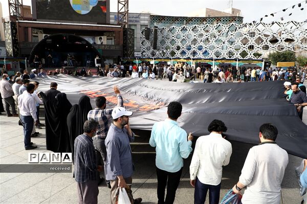 اهتزاز ابر پرچم متبرک شده در میدان امام حسین