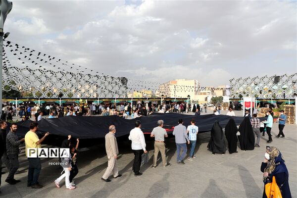 اهتزاز ابر پرچم متبرک شده در میدان امام حسین