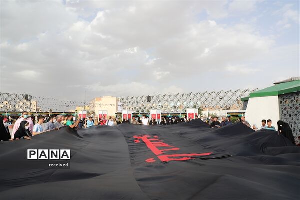 اهتزاز ابر پرچم متبرک شده در میدان امام حسین