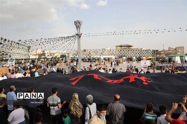 اهتزاز ابر پرچم متبرک شده در میدان امام حسین